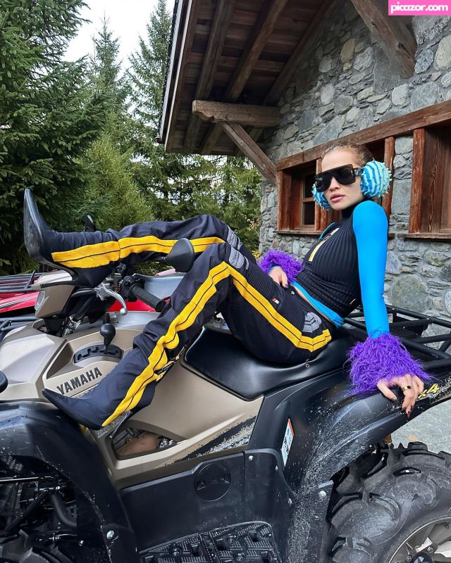 Rita Ora N830
