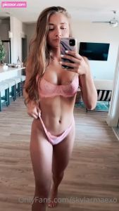 Skylar Mae - Thumb