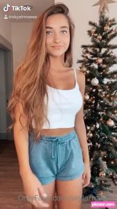 Skylar Mae - Thumb