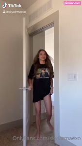 Skylar Mae - Thumb