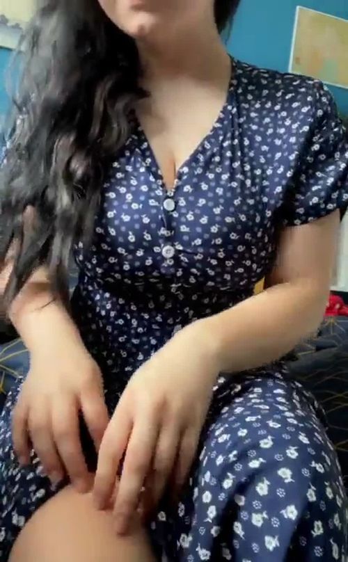 Novinha tirando o vestido - Image